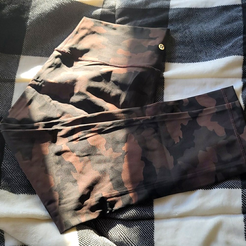 Neber worn Lululemon wunder under camp leggings